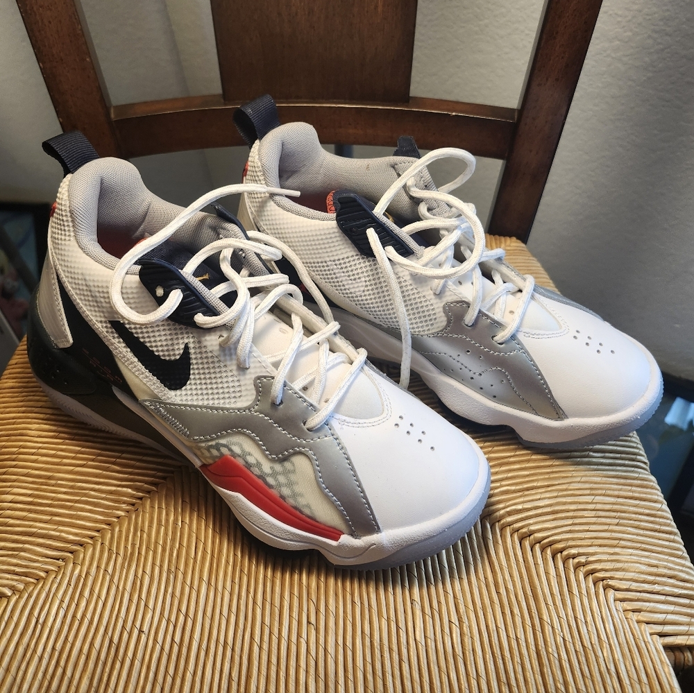 💖💖💖Nike White Athletic Sneakers with Black, Gray & Red Accents💖💖💖